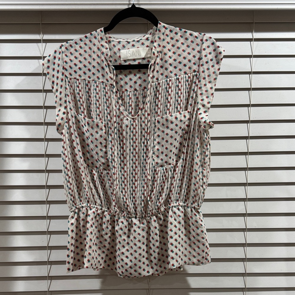 ISÄN Sleeveless White Pleated Peplum Blouse with Red & Blue Dot Print